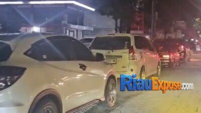 BBM Langka di Pekanbaru, Antrean Mengular di SPBU Harapan Raya hingga Tengah Malam