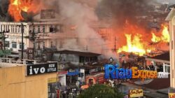 Kebakaran hebat melanda kawasan padat penduduk di Simpang Jembatan Besi, Jalan Hafiz Jalil, Kota Bukittinggi,