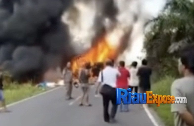 Bus Antar Lintas Sumatera (ALS) tujuan Medan yang membawa puluhan penumpang hangus terbakar usai bertabrakan dengan mobil tangki minyak.