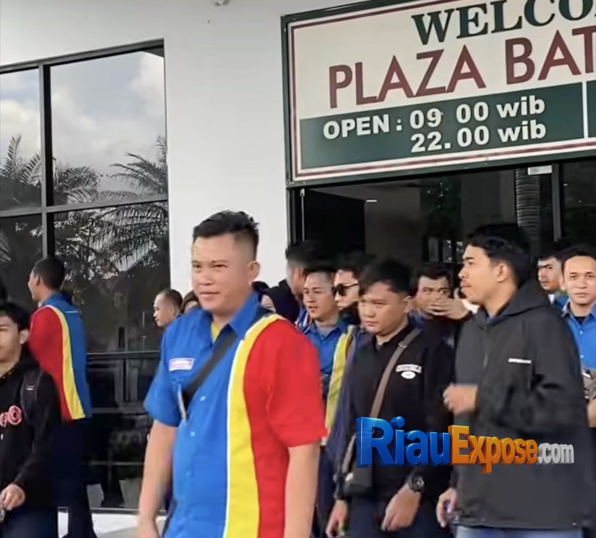 Isu Upah Lembur-Hari Libur Tak Dibayar Indomaret Picu Aksi Demo Karyawan di Plaza Batamindo 1 isu perubahan kebijakan pembayaran upah lembur, khususnya bagi pekerja indomaret Batam yang tetap bekerja pada hari libur nasional atau tanggal merah.
