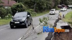 Bahu Jalan Lintas Riau–Sumbar di Pendakian 17 Longsor, Pengendara Diminta Waspada