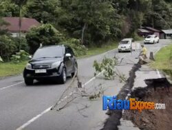 Bahu Jalan Lintas Riau–Sumbar di Pendakian 17 Longsor, Pengendara Diminta Waspada