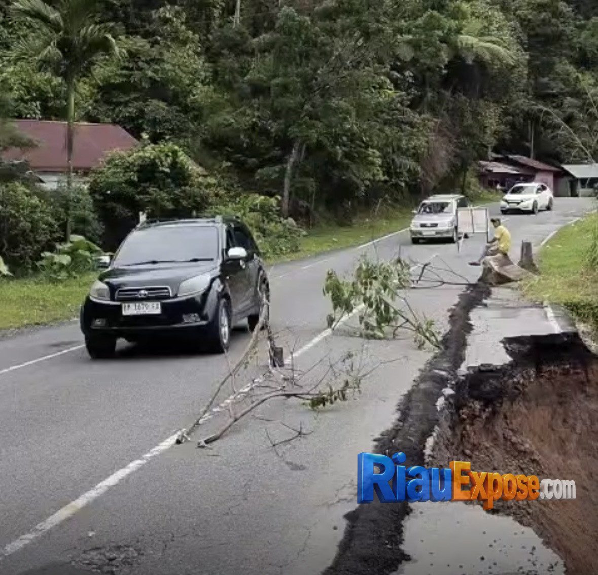 Bahu Jalan Lintas Riau–Sumbar di Pendakian 17 Longsor, Pengendara Diminta Waspada
