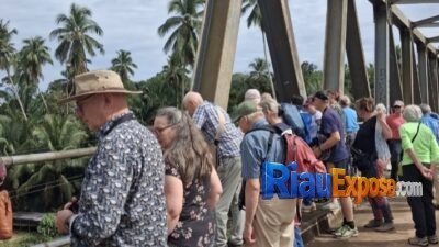 Turis Belanda Haru Kunjungi Bekas Jalur Kereta Api Kuansing-Sijunjung
