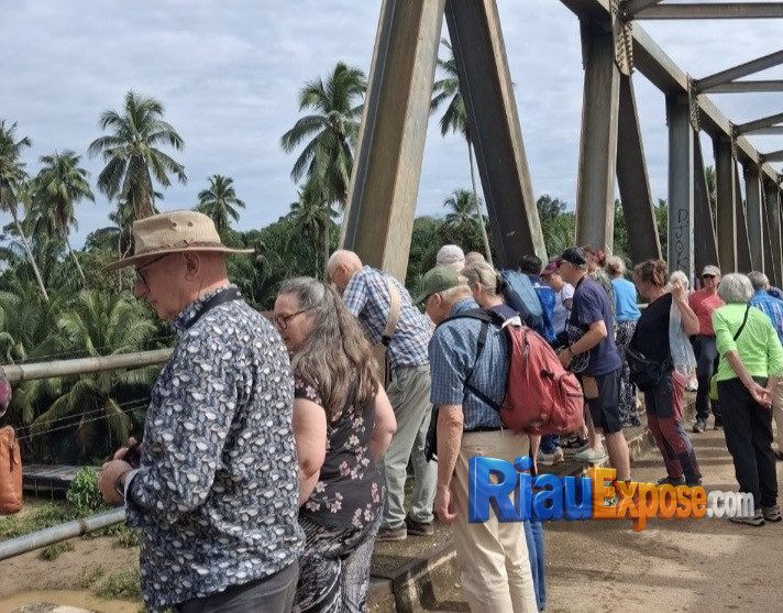 Rombongan turis asal Belanda menelusuri jejak sejarah keluarganya di Kabupaten Kuantan Singingi (Kuansing), Riau