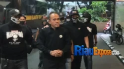 Eks Kasatnarkoba Kutai Barat Diciduk Bareskrim, Diduga Terima Setoran Bandar Narkoba hingga TPPU 9 AKP Deky resmi dibawa ke Gedung Bareskrim Polri, Jakarta, Senin (18/5) petang.