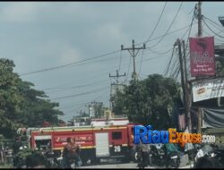 Rumah dan Mobil Pick Up Terbakar di Garuda Ujung Pekanbaru, Asap Hitam Bikin Panik Warga