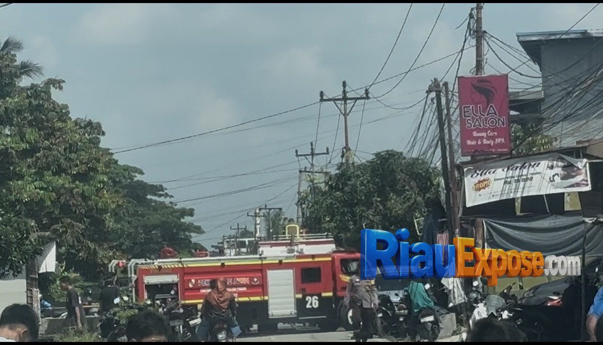Asap hitam pekat terlihat membumbung tinggi dari lokasi kebakaran yang menghanguskan dua unit rumah semi permanen milik warga bernama Ajo.