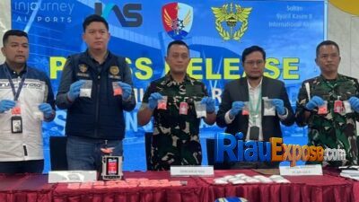 Penyeludupan Narkoba dengan Modus Baru Kembali Digagalkan Tim Avsec Bandara Pekanbaru 10 Sebanyak 919 gram sabu dan 1.653 butir pil ekstasi berhasil diamankan saat hendak dikirim ke Makassar, Sulawesi Selatan