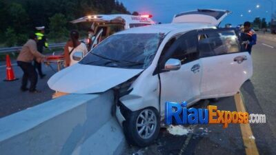 Avanza Hantam Beton U-Turn Tol Permai: Dua Wanita Tewas, Tujuh Luka Parah 11 Satu unit mobil Toyota Avanza bernomor polisi BK 1965 YR yang membawa sembilan penumpang menghantam beton pembatas jalan (U-Turn) di KM 14 B