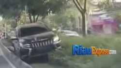 Mitsubishi Pajero Sport mengalami kecelakaan tunggal di Jalan Jenderal Sudirman, tepatnya di depan Mal Pelayanan Publik (MPP) Pekanbaru