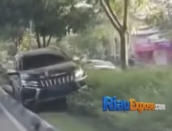 Pajero Hantam Pohon di Sudirman Pekanbaru, Sopir Positif Narkoba Sempat Kabur usai Kecelakaan