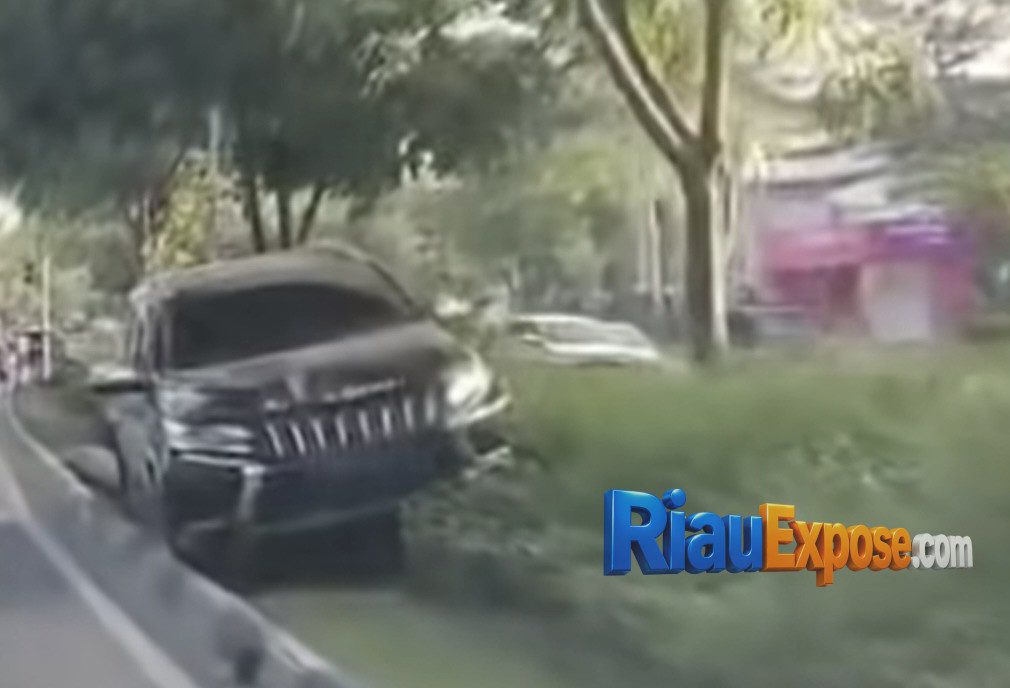 Pajero Hantam Pohon di Sudirman Pekanbaru, Sopir Positif Narkoba Sempat Kabur usai Kecelakaan 1 Mitsubishi Pajero Sport mengalami kecelakaan tunggal di Jalan Jenderal Sudirman, tepatnya di depan Mal Pelayanan Publik (MPP) Pekanbaru