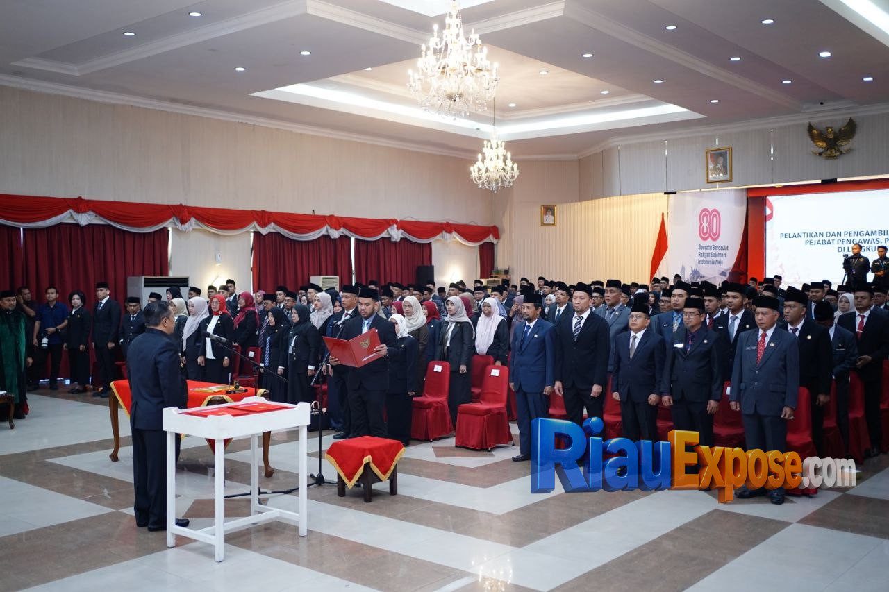 SF Hariyanto melakukan perombakan besar-besaran di tubuh birokrasi Pemerintah Provinsi Riau dengan melantik 236 pejabat eselon III dan
