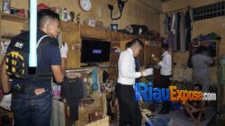 Razia Gabungan di Lapas Kelas IIA Pekanbaru, Polisi Temukan HP dan Senjata Rakitan 7 Polresta Pekanbaru bersama tim gabungan menggelar razia di seluruh blok hunian warga binaan Lapas Kelas IIA Pekanbaru