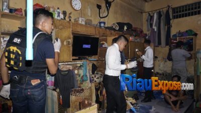 Razia Gabungan di Lapas Kelas IIA Pekanbaru, Polisi Temukan HP dan Senjata Rakitan 12 Polresta Pekanbaru bersama tim gabungan menggelar razia di seluruh blok hunian warga binaan Lapas Kelas IIA Pekanbaru