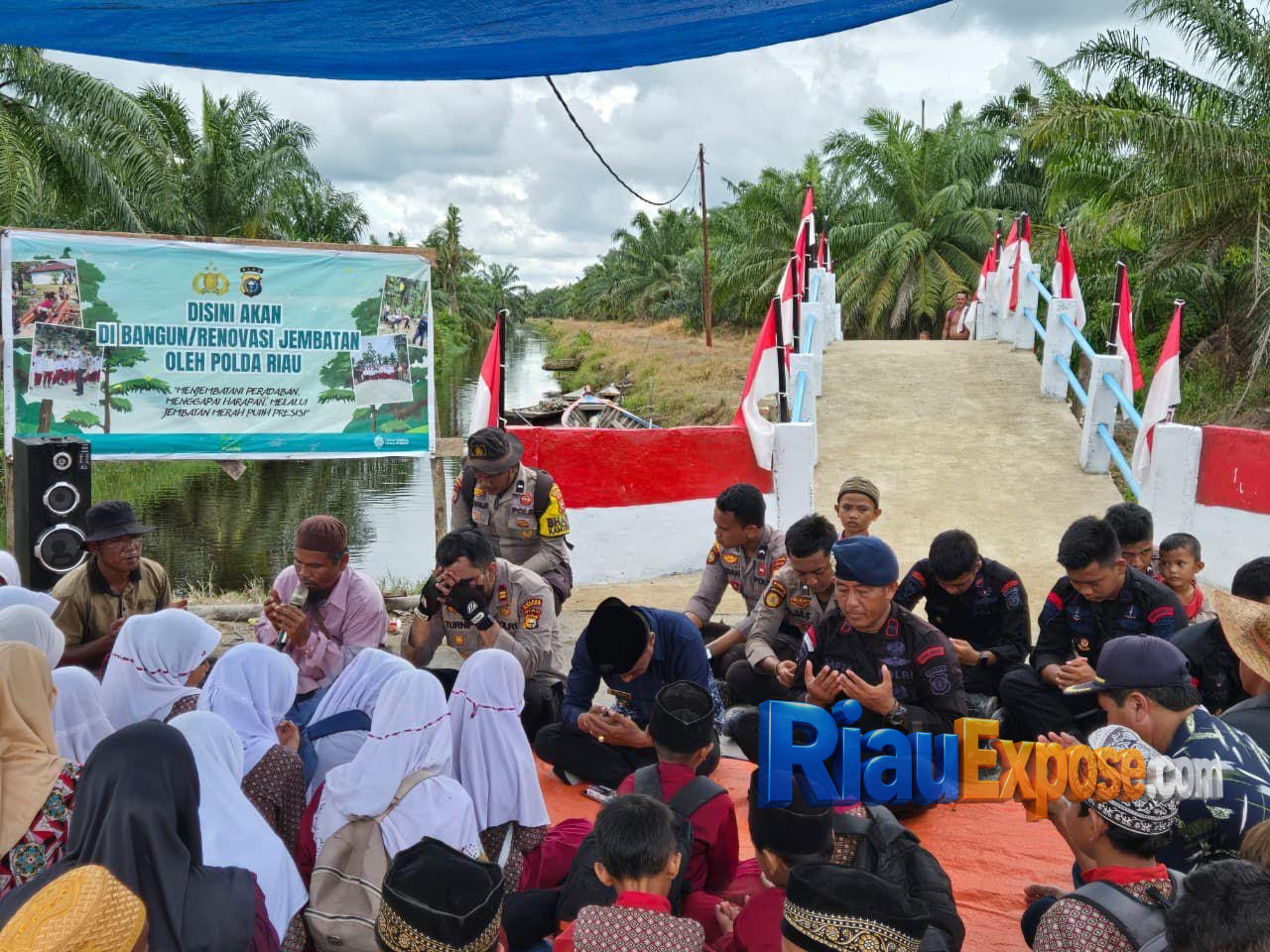 Brimob Polda Riau Wujudkan Akses Pendidikan Aman Melalui Jembatan Merah Putih Presisi 1 pembangunan Jembatan Merah Putih Presisi Tahap II di Kepenghuluan Sungai Bakau, Kecamatan Sinaboi, Kabupaten Rokan Hilir.