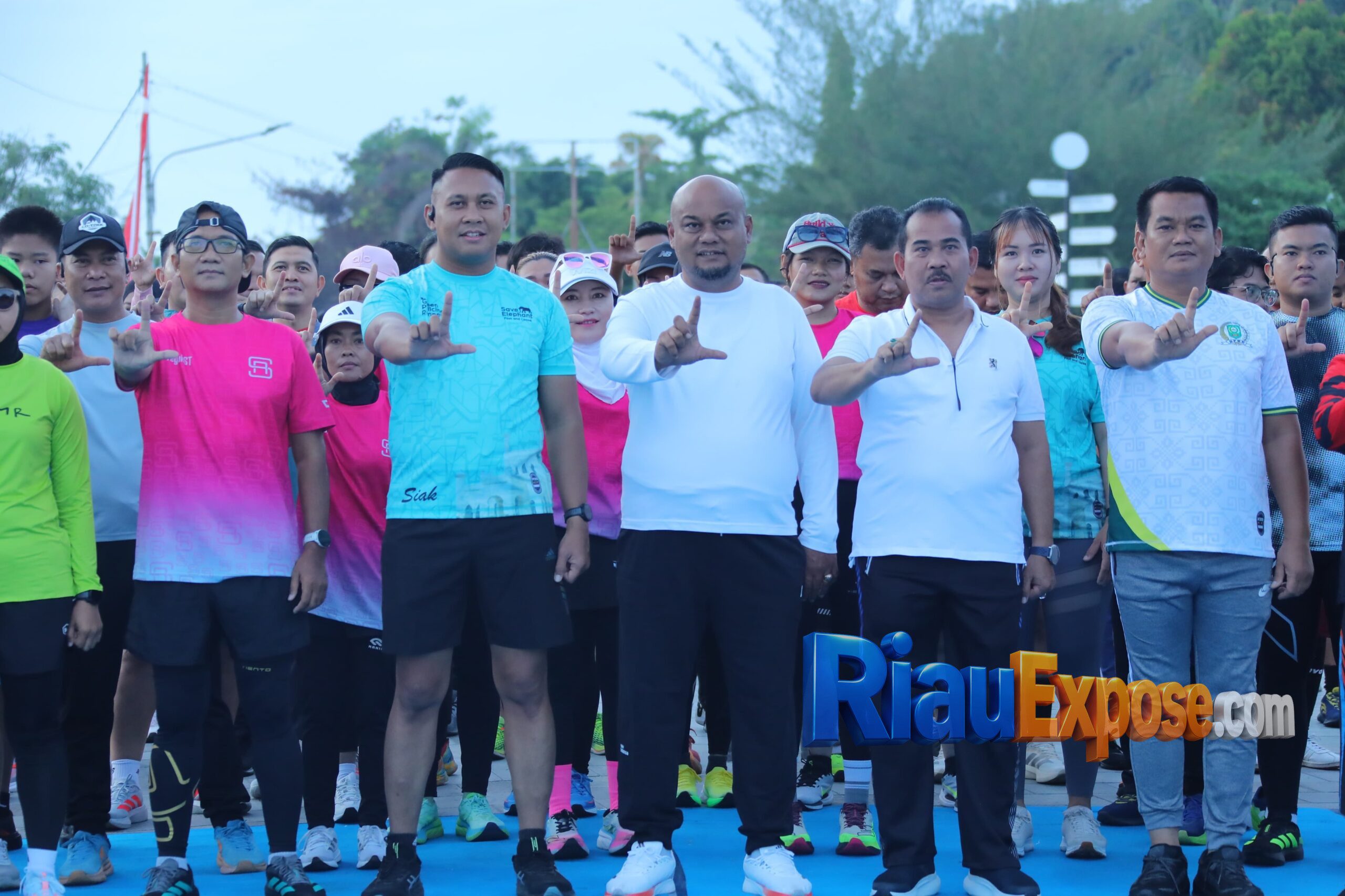 Ratusan Warga dan Forkopimda Siak Ramaikan Road To Riau Bhayangkara Run 2026 1 masyarakat Kabupaten Siak bersama Forkopimda memadati kawasan depan Istana dalam kegiatan Road To Riau Bhayangkara Run 2026