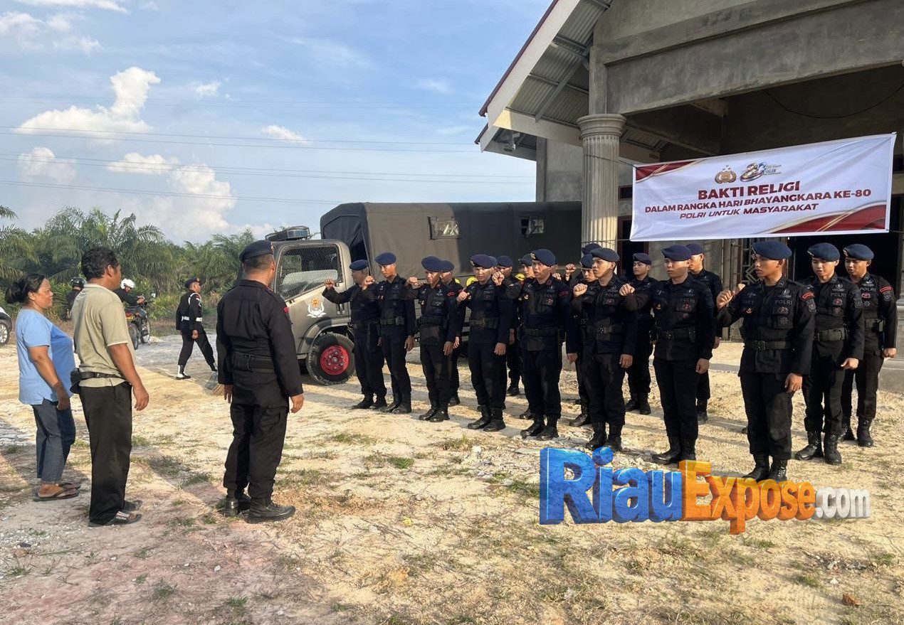 Sambut HUT Bhayangkara ke-80, Brimob Polda Riau Gelar Bakti Religi di Gereja 1 HUT Bhayangkara ke-80, Brimob Polda Riau Bersihkan Gereja GPIN Anugrah Pekanbaru,