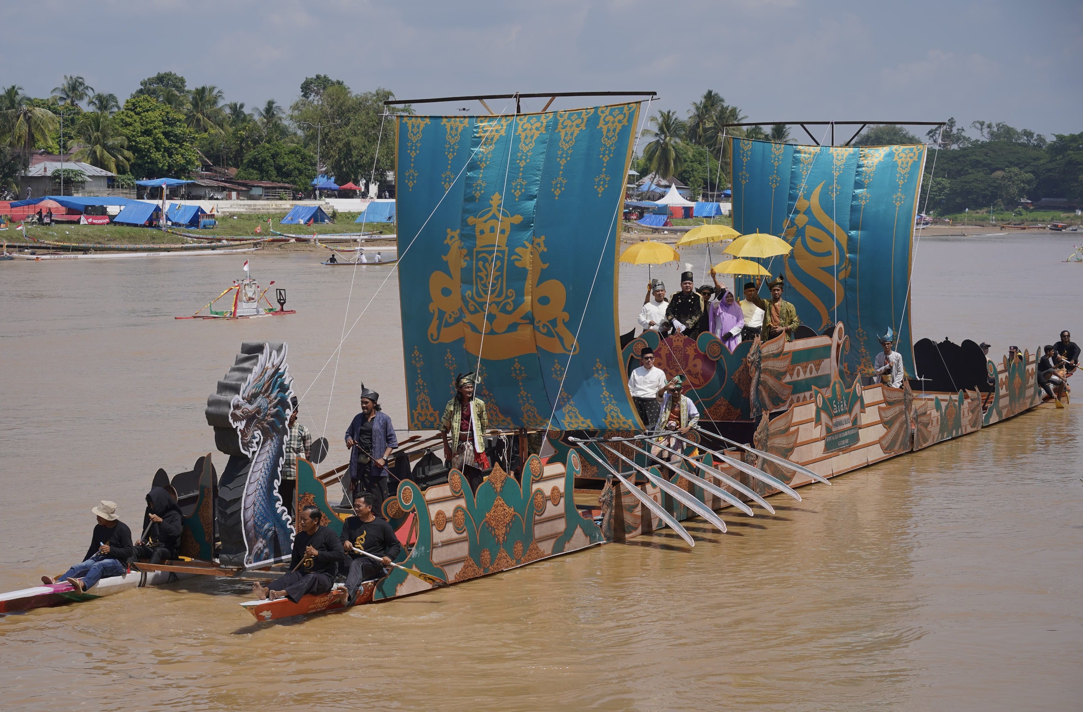 Kapal Harimau Buas Kabupaten Siak Curi Perhatian di Pawai Perahu Hias MTQ Riau 2026