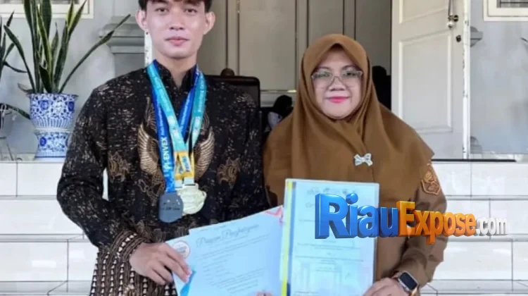 Mahasiswa Asal Siak Ciptakan Lampu dari Air Gambut, Raih Dua Penghargaan Internasional di Malaysia 1 Julis Andreas Wijaya Gea, mahasiswa Universitas Riau asal Kecamatan Dayun, sukses mengharumkan nama Indonesia setelah meraih Gold Medal dan Contribution Award