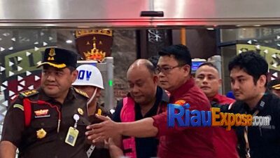 Dadan Hindayana Jadi Tersangka Korupsi, Kejagung Tahan Mantan Kepala BGN 12 Kejaksaan Agung menetapkan mantan Kepala Badan Gizi Nasional (BGN), Dadan Hindayana, sebagai tersangka kasus dugaan korupsi