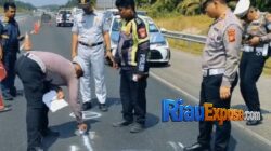 Toyota Hiace yang membawa rombongan penumpang menghantam bagian belakang dump truk Hino di KM 46+200 Jalur A, Tol Pekanbaru-Dumai