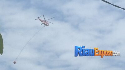 helikopter milik BNPB terlihat terbang rendah melintasi wilayah kota dalam rangka mendukung Operasi Modifikasi Cuaca (OMC) asebagai upaya pencegahan Karhutla di Provinsi Riau.