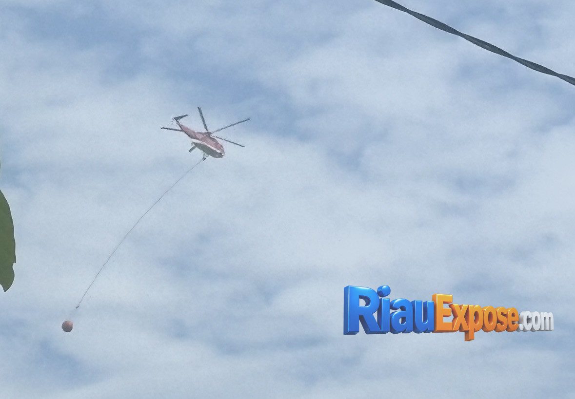 Helikopter Water Bombing BNPB Riau Hiasi Langit Pekanbaru, Ada Apa ya ?