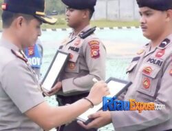 Dua Personel Polres Rohul Dipecat, Kapolres Coret Foto Anggota di Upacara PTDH