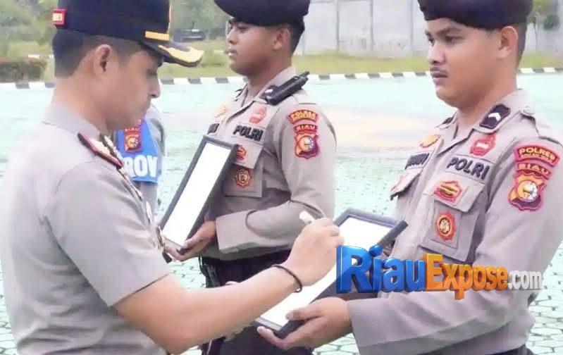 Dua Personel Polres Rohul Dipecat, Kapolres Coret Foto Anggota di Upacara PTDH