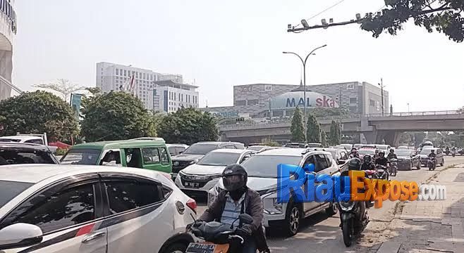 Lampu Merah Simpang SKA Ditutup, Pemprov Riau Perlebar U-Turn Tuanku Tambusai Mulai Juli 2026 1 Kemacetan di Simpang SKA Pekanbaru