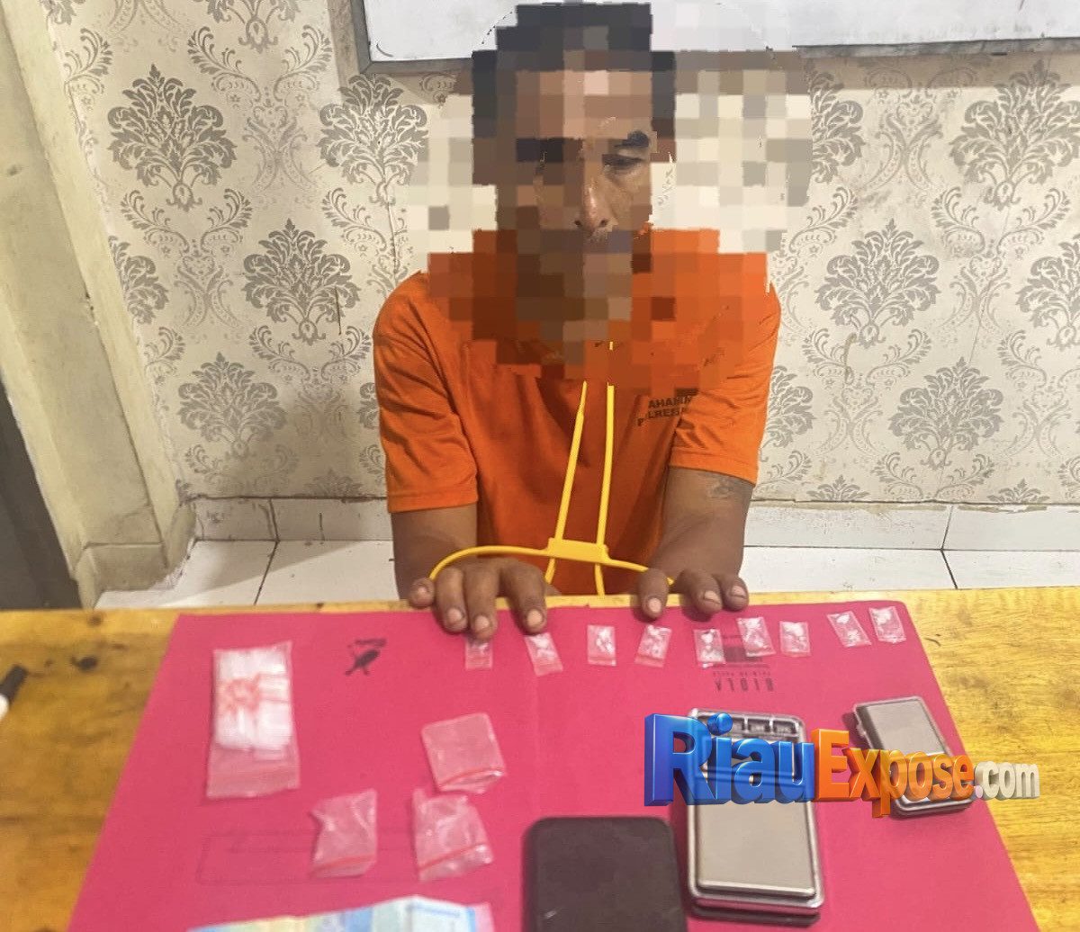 Undercover Buy Satresnarkoba Polres Siak Ungkap Sopir Nyambi Jual Sabu di Minas, 9 Paket Sabu Disita 1 Petugas Satresnarkoba Polres Siak menunjukkan barang bukti sembilan paket sabu hasil penangkapan seorang sopir di Kampung Minas Barat, Kecamatan Minas.