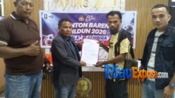 Asisten Umum PTPN IV Kampar Dilaporkan ke Polisi, Diduga Lakukan Perampasan TBS Sawit Warga 6 M Mulyadi didampingi kuasa hukumnya Advokat Hendri Jais SH MH saat membuat laporan polisi di Polsek Tapung Hulu terkait dugaan pencurian TBS sawit.