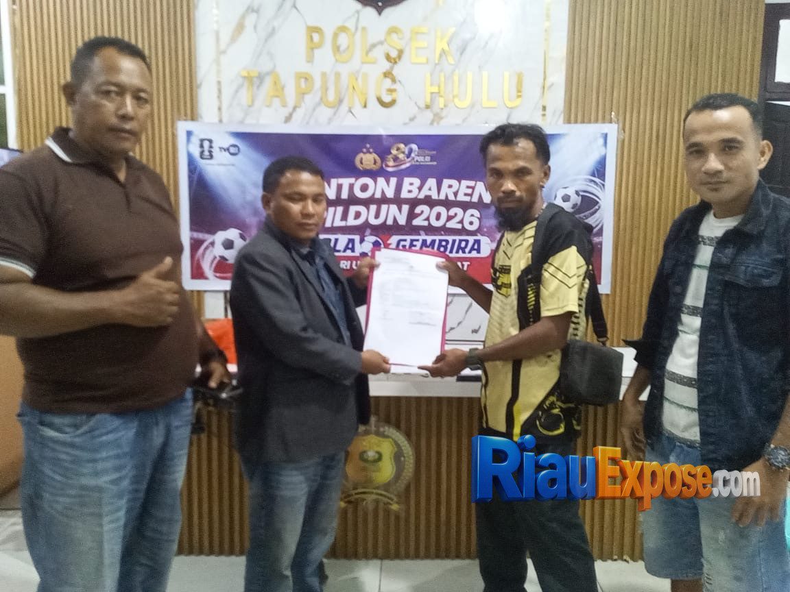Asisten Umum PTPN IV Kampar Dilaporkan ke Polisi, Diduga Lakukan Perampasan TBS Sawit Warga 1 M Mulyadi didampingi kuasa hukumnya Advokat Hendri Jais SH MH saat membuat laporan polisi di Polsek Tapung Hulu terkait dugaan pencurian TBS sawit.