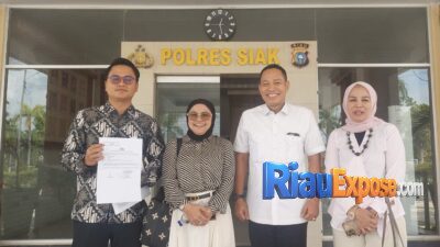 Ketua DPRD Siak didamppingi kuasa hukum saat memberikan keterangan kepada wartawan usai melaporkan dugaan pencemaran nama baik ke kantor kepolisian.