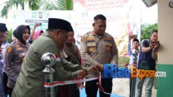 Kapolres Siak AKBP Sepuh Ade Irsyam Siregar bersama Ketua BAZNAS Kabupaten Siak meresmikan rumah layak huni Program Bedah Rumah Presisi untuk Saudara Siar di Kampung Buantan Besar, Kecamatan Siak.