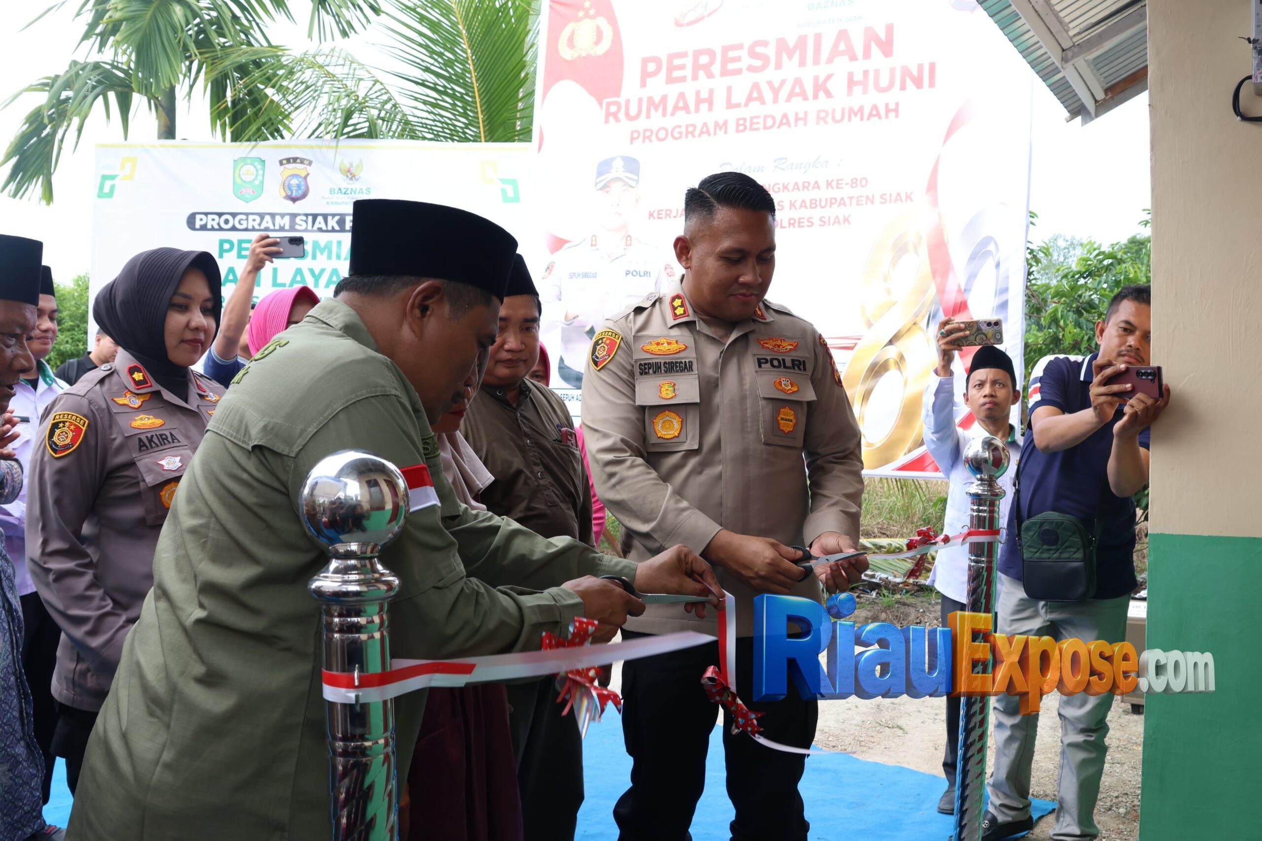 Kapolres Siak AKBP Sepuh Ade Irsyam Siregar bersama Ketua BAZNAS Kabupaten Siak meresmikan rumah layak huni Program Bedah Rumah Presisi untuk Saudara Siar di Kampung Buantan Besar, Kecamatan Siak.