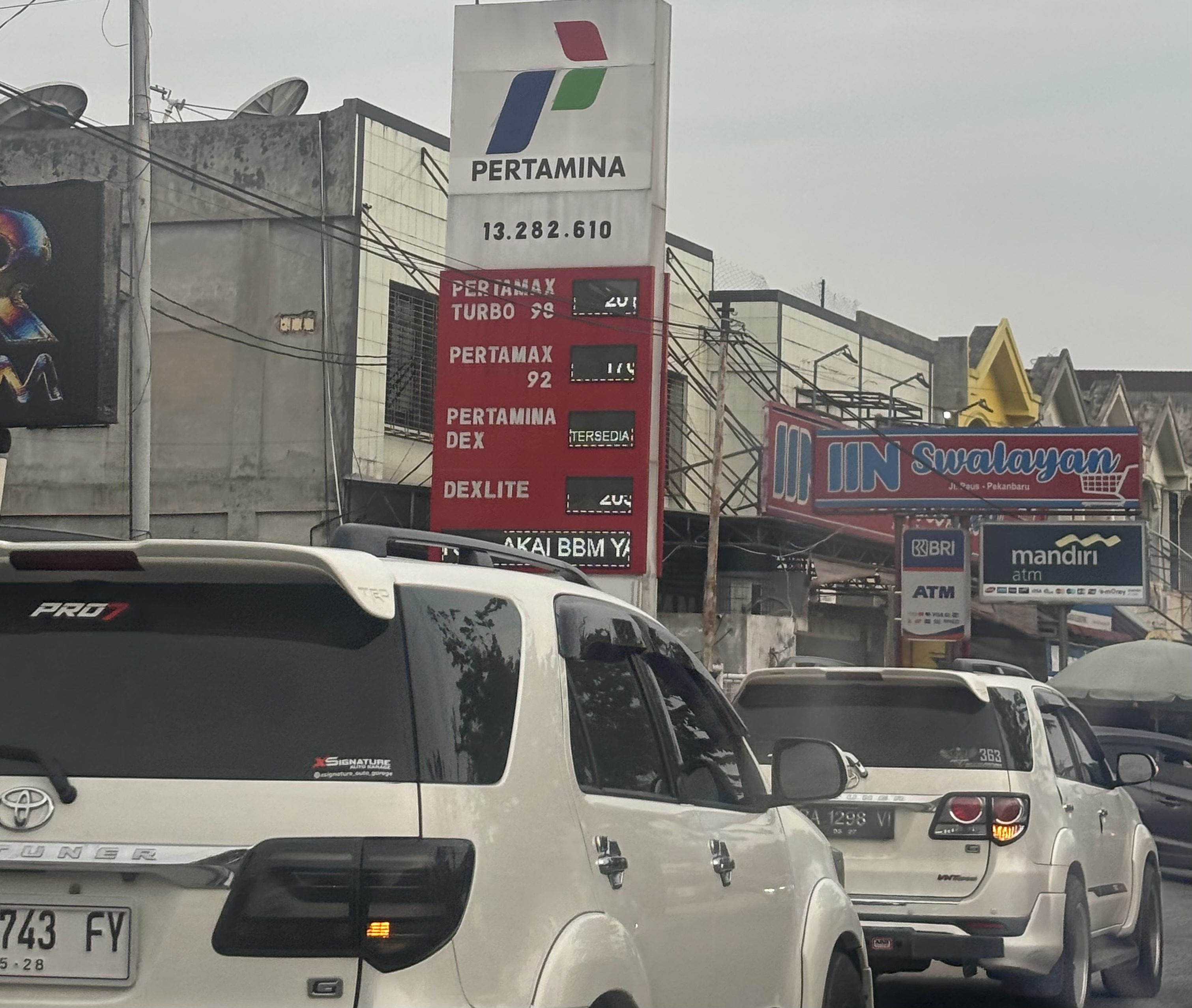 Antrean Bio Solar Mengular 400 Meter di SPBU Jalan Paus Pekanbaru, Fortuner hingga Pajero Ikut Mengisi BBM Subsidi