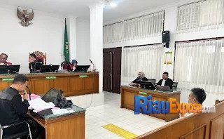 Jaksa Tuntut Kasatpol PP Bengkalis 5 Tahun dalam Kasus Korupsi DPA Fiktif 1 Kasatpol PP Bengkalis Hengky Irawan dituntut 5 tahun penjara dalam kasus korupsi anggaran Rp1,4 miliar.