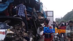Bus Pelangi Tabrak Truk Tronton di Tol Pekanbaru–Dumai, 2 Tewas dan 16 Luka 4 Kecelakaan maut Bus Pelangi di Tol Pekanbaru–Dumai KM 2 diduga akibat sopir mengalami microsleep.