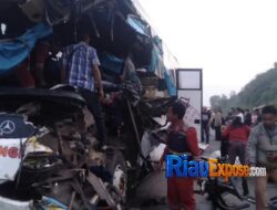Bus Pelangi Tabrak Truk Tronton di Tol Pekanbaru–Dumai, 2 Tewas dan 16 Luka