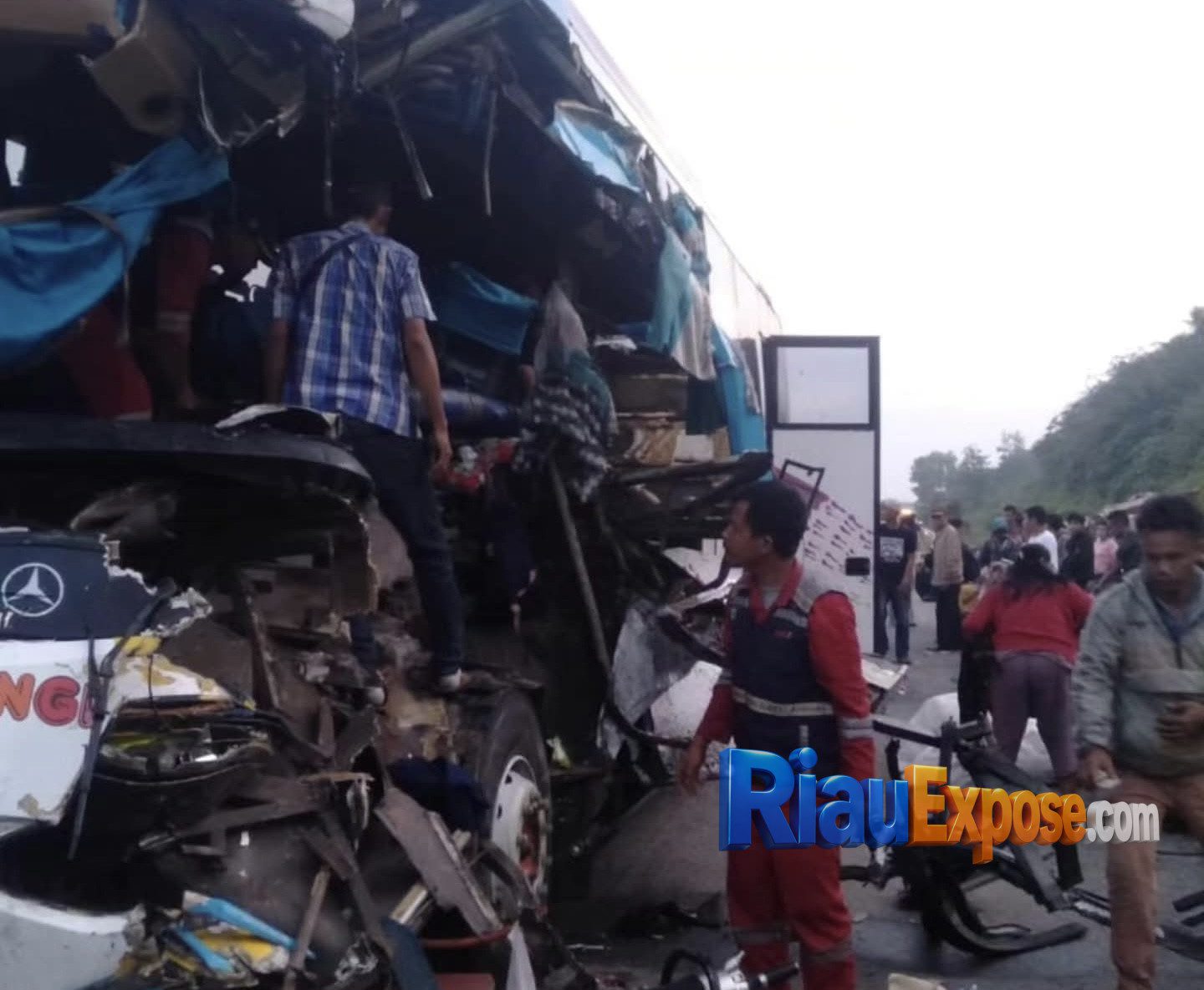 Bus Pelangi Tabrak Truk Tronton di Tol Pekanbaru–Dumai, 2 Tewas dan 16 Luka 1 Kecelakaan maut Bus Pelangi di Tol Pekanbaru–Dumai KM 2 diduga akibat sopir mengalami microsleep.