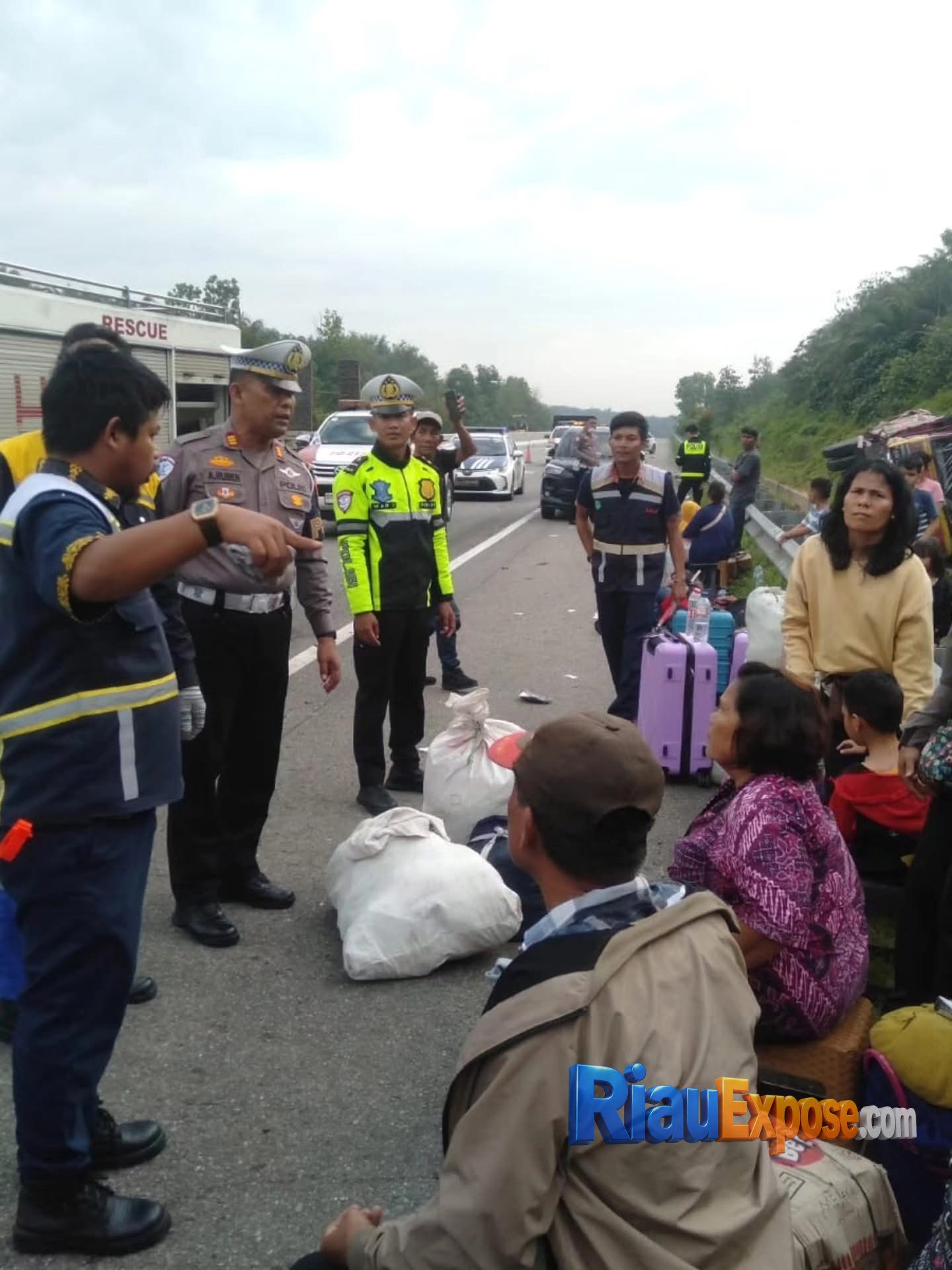 Bus Pelangi Tabrak Truk Tronton di Tol Pekanbaru–Dumai, 2 Tewas dan 16 Luka 4 Kecelakaan maut Bus Pelangi di Tol Pekanbaru–Dumai KM 2 diduga akibat sopir mengalami microsleep.