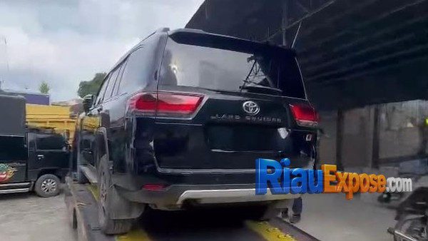 KPK Temukan Land Cruiser Mewah Diduga Milik Suhardiman Amby di Sumut 1 KPK menyita Toyota Land Cruiser LC 300 GR-S senilai Rp2,05 miliar yang diduga milik Bupati nonaktif Kuansing Suhardiman Amby di Sumatera Utara.