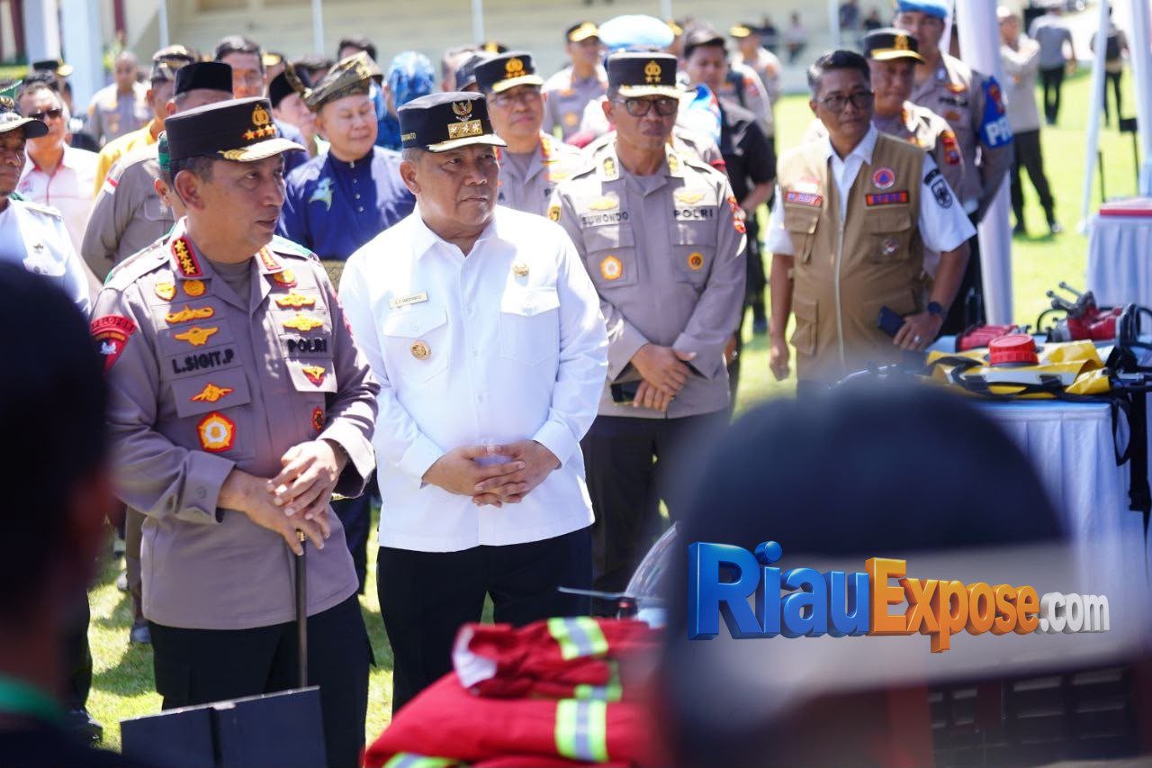 Kapolri Jenderal Listyo Sigit Prabowo menyerahkan bantuan alat penanggulangan karhutla kepada Polda Riau saat Gelar Kesiapan Karhutla di SPN Polda Riau