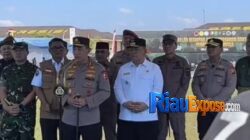 Kapolri Serahkan 80 Ton Pupuk untuk Petani Riau 6 Kapolri Jenderal Listyo Sigit Prabowo meninjau pabrik pupuk batu bara PT Bursa Tani Futura Andyta di Kampar dan menyerahkan 80 ton pupuk kepada kelompok tani di Riau
