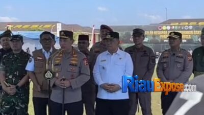 Kapolri Jenderal Listyo Sigit Prabowo meninjau pabrik pupuk batu bara PT Bursa Tani Futura Andyta di Kampar dan menyerahkan 80 ton pupuk kepada kelompok tani di Riau