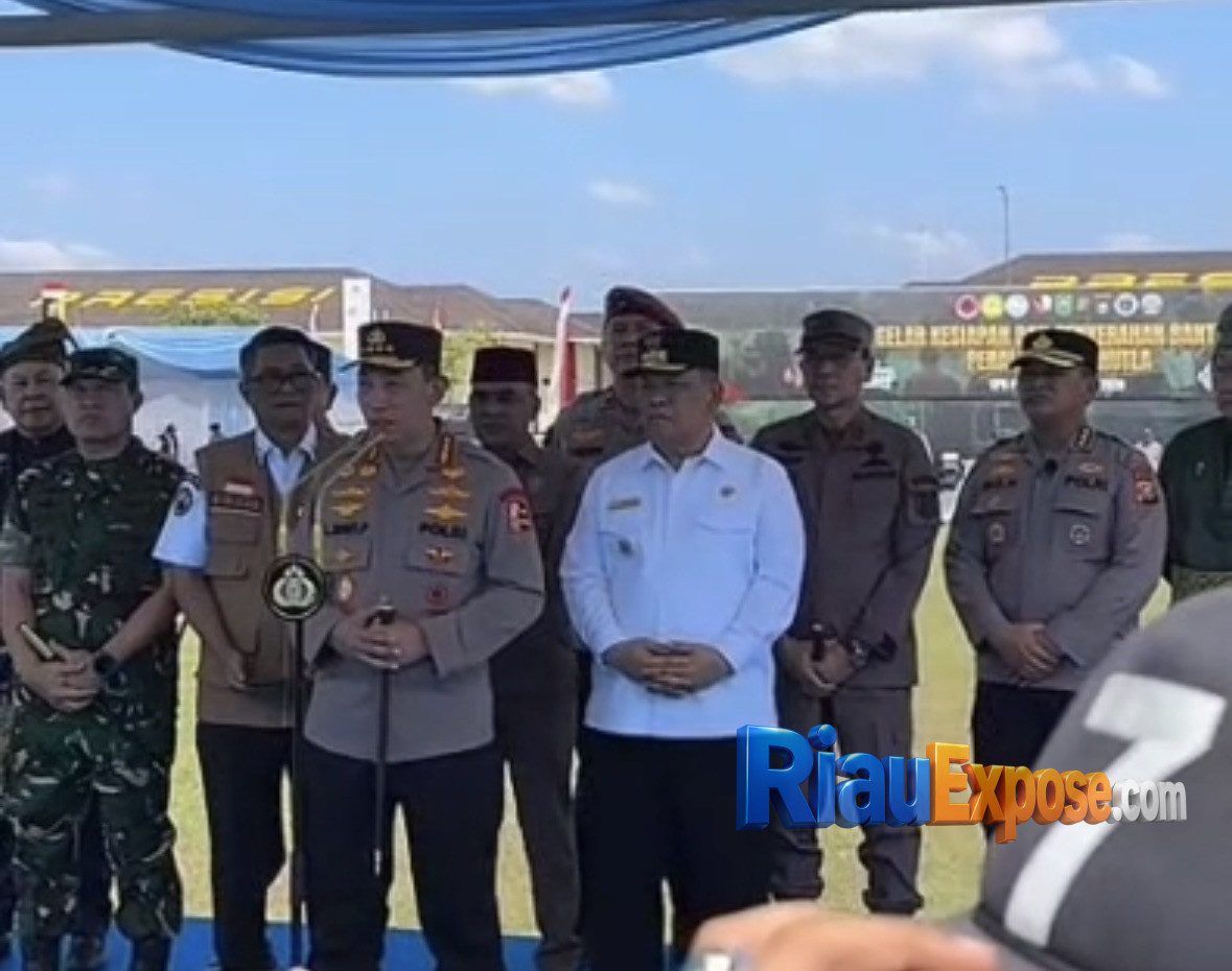 Kapolri Serahkan 80 Ton Pupuk untuk Petani Riau 1 Kapolri Jenderal Listyo Sigit Prabowo meninjau pabrik pupuk batu bara PT Bursa Tani Futura Andyta di Kampar dan menyerahkan 80 ton pupuk kepada kelompok tani di Riau