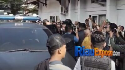 Ratusan pendukung Abdul Wahid memadati Pengadilan Negeri Pekanbaru saat sidang pembacaan tuntutan.
